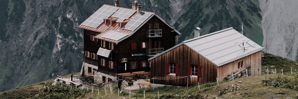 alpwirtschaft mit solarzellen auf dem dach und swisssolar professional solarbatterien
